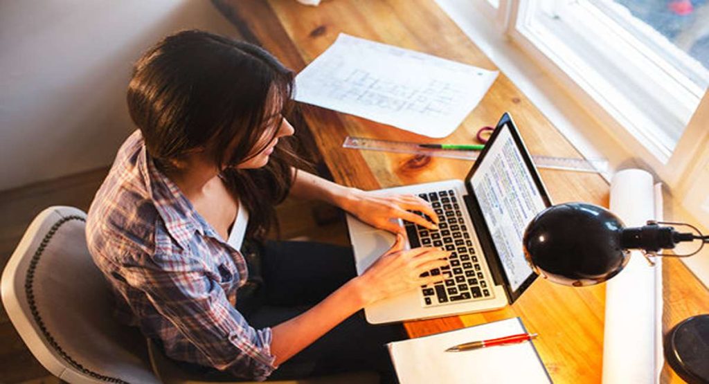 SEO content writing agency strategist in Dubai planning a keyword and ranking strategy